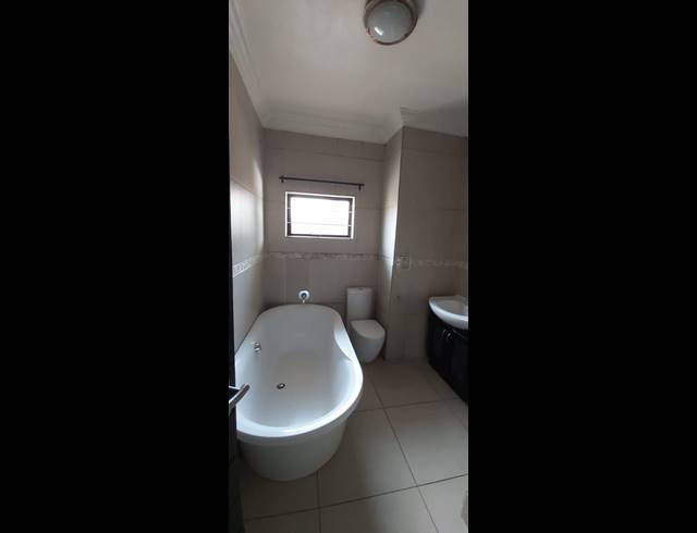 2 BEDROOM FLAT FOR SALE IN VANDERBIJLPARK SE 4